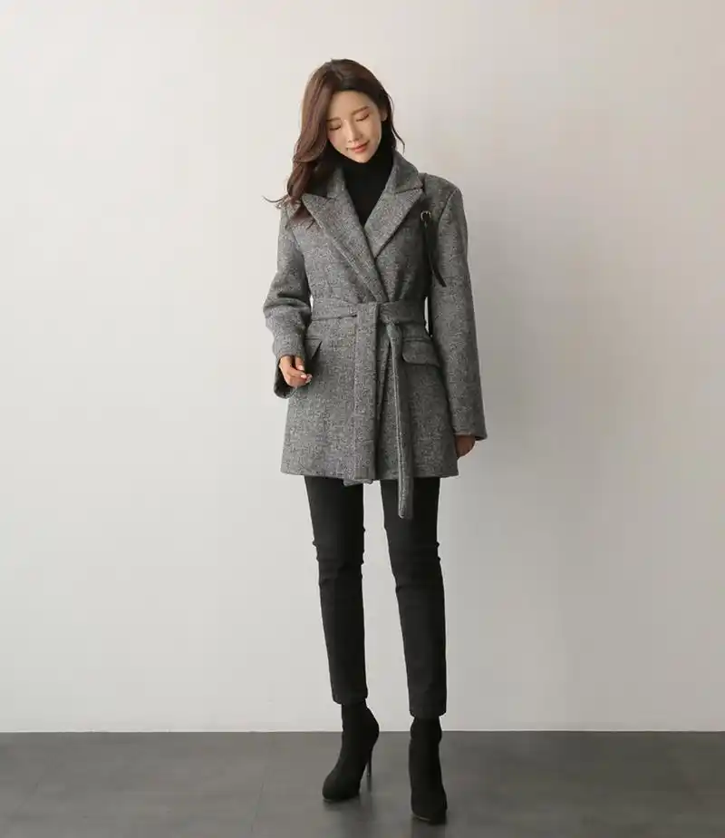 黑色给人的感觉沉稳而内敛,与灰色西装搭配却又多了一丝柔和的感觉