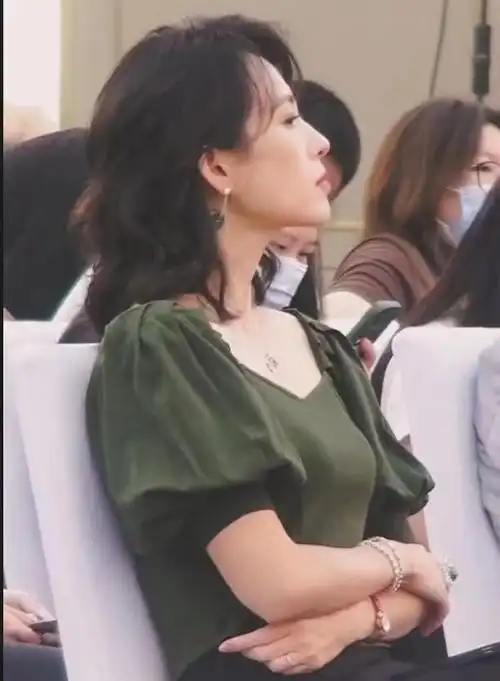 章子怡这造型真显老,烫卷发姨味十足,一脸沧桑瞬间老10岁