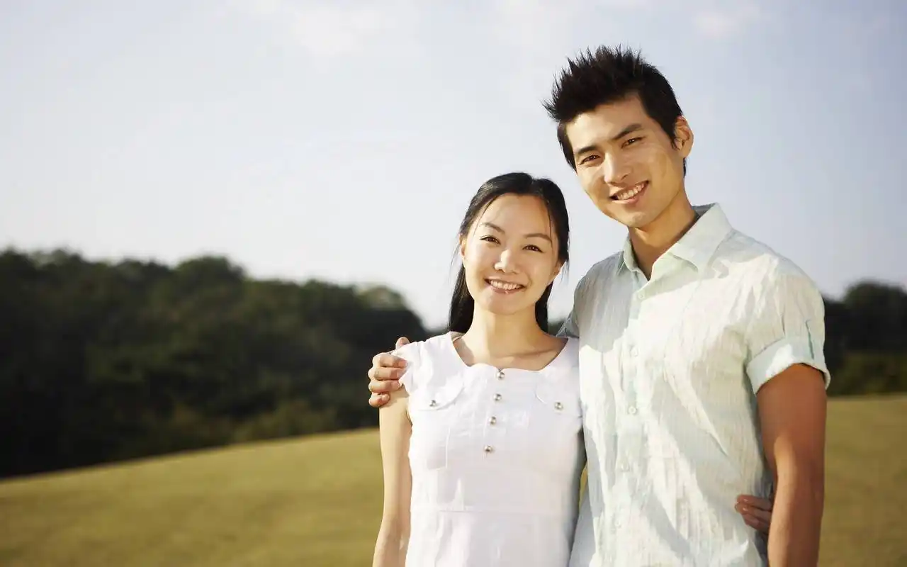 户外休闲甜蜜温馨情侣图片电脑桌面壁纸高清_高清壁纸_壁纸下载_美桌