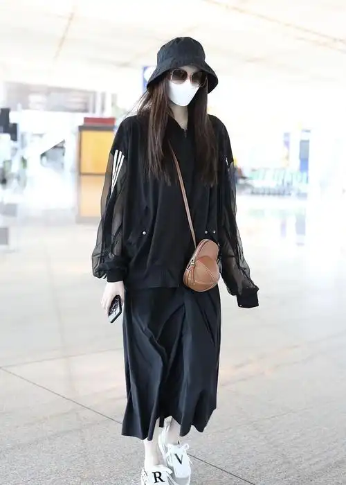 何穗街拍:adidas雪纺夹克 黑色长裙jw anderson帽子包气场两米