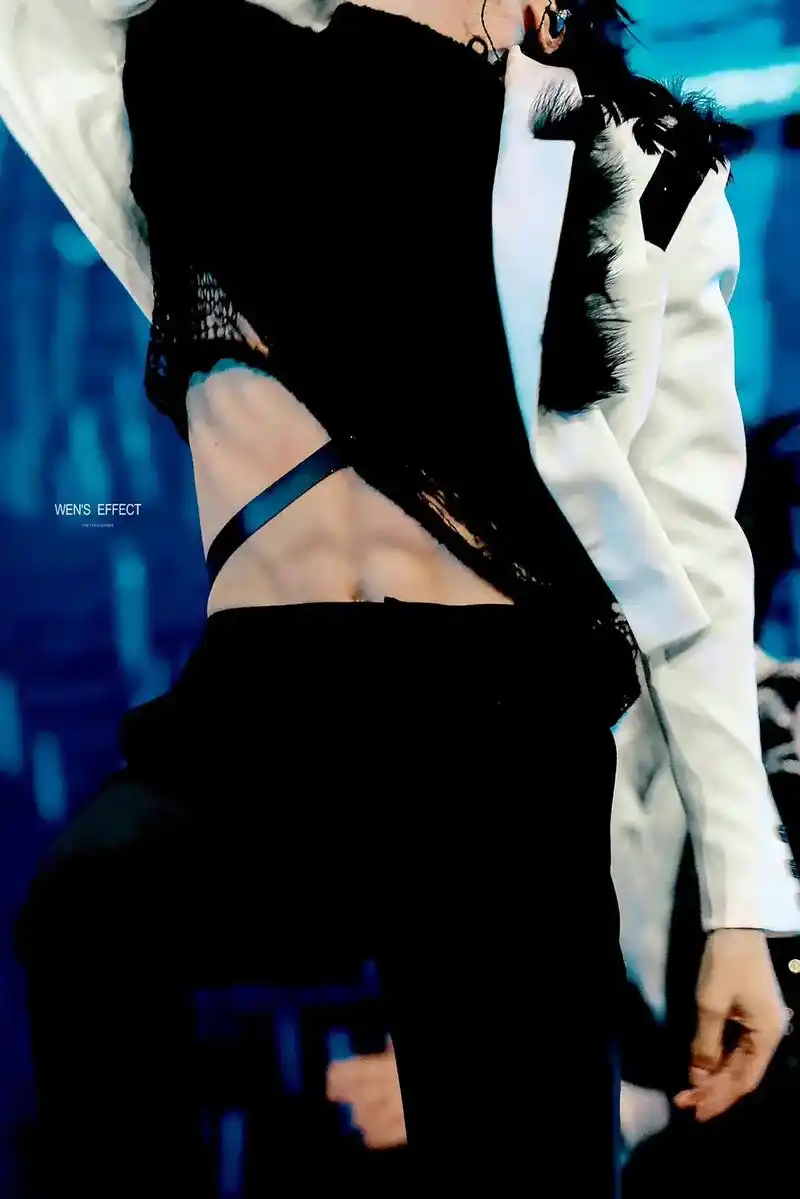 刘耀文的腹肌首秀!怎么能碰忍住不爱呢?000000 @dou 小助手