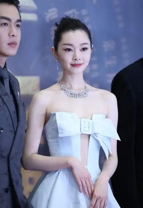 宋轶虽然瘦但胳膊上有点肌肉穿抹胸裙看着好似真人芭比