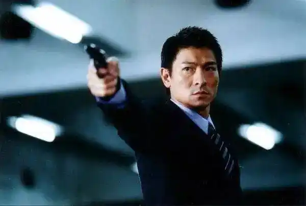 不过杰哥真正展现射击技术的还是中南海保镖,无论是身手还是枪法都是