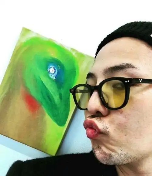 大胡子权志龙素颜自拍只敢漏半张脸,脸上皮肤粗糙