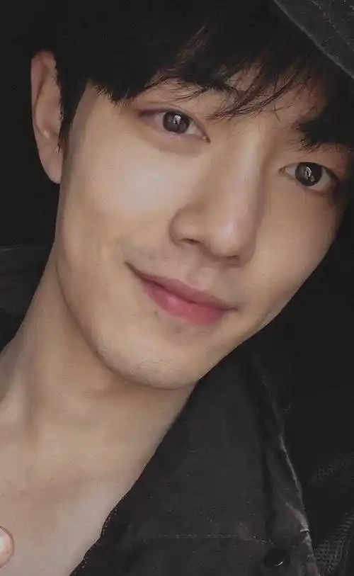 肖战的生活照也很迷人,没有穿正装,没有找角度,甚至没有任何的修饰