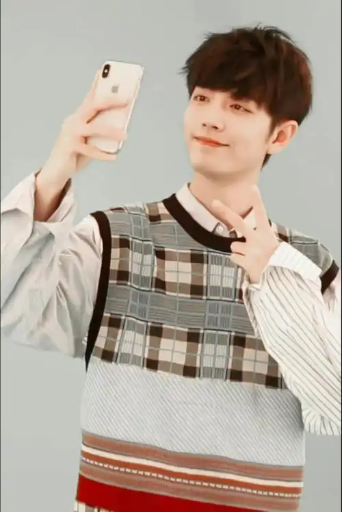 肖战剪刀手7015照片合集