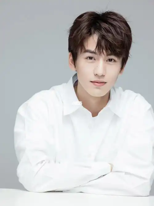 白衬衫少年阳光帅气好喜欢