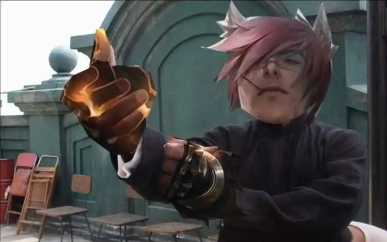 蒋劲夫,那货和万豪头像长的挺像,喜欢打女人,家暴,然后被各种带着叫