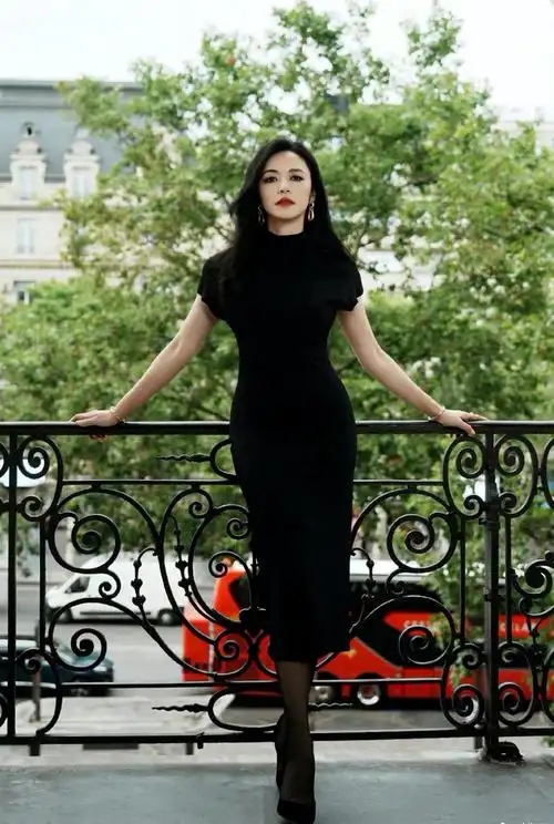 三位"女王"世纪同框,姚晨尽显东方风采,成熟女性魅力溢满屏幕_腾讯