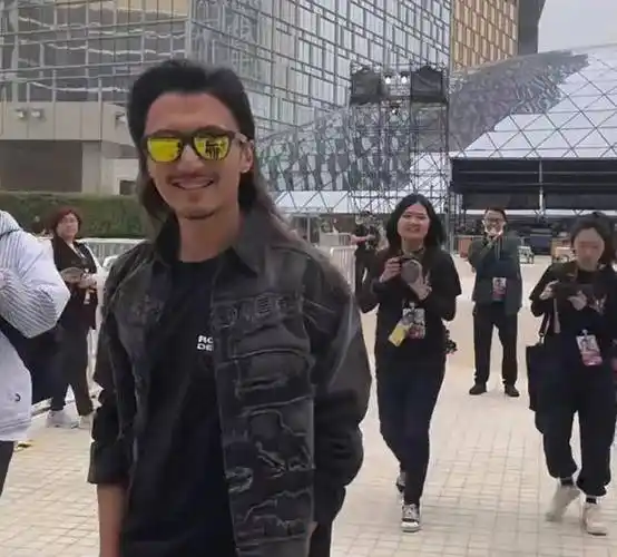 谢霆锋很适合长发和墨镜,侧颜更好看,这一次就连素颜都是那么帅