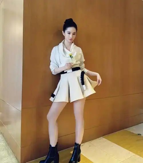 36岁刘亦菲亮相新作发布会,粗短大白腿引热议,网友:目测110斤