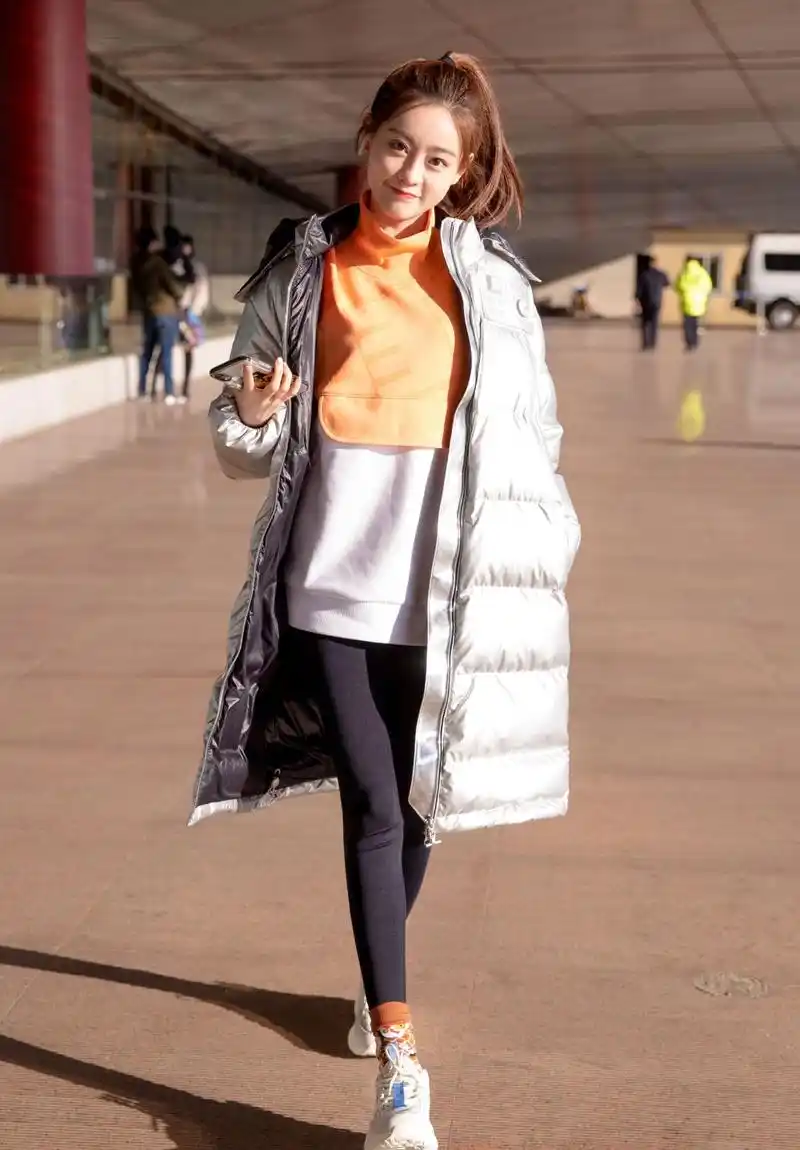 "周芷若"祝绪丹现身机场,针织衫搭牛仔裤,人美气质佳