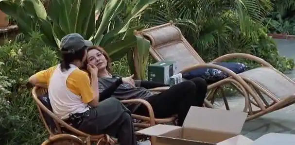 吴昕和张子枫同坐椅子,坐姿却不同,这就是年龄差的区别_运动量_何炅