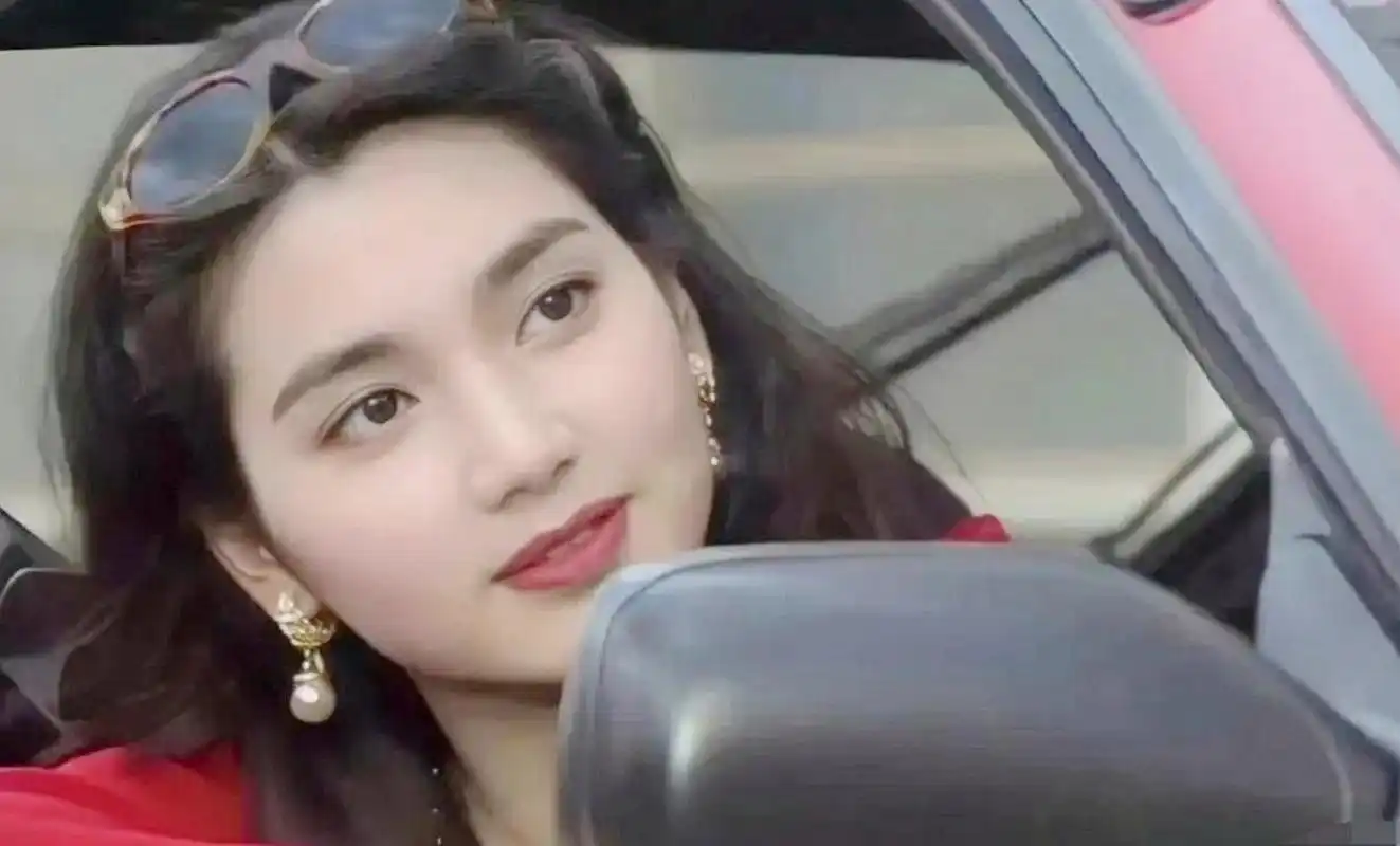 洪欣年轻时的浓眉大眼港风女神!