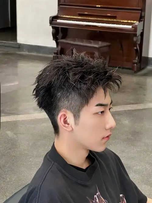 男生适合的钢夹烫  干净清爽发型