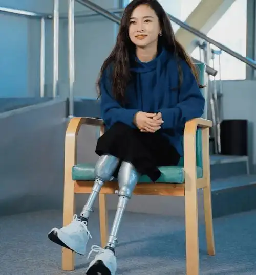 回顾四川女孩廖智汶川地震失去双腿和女儿被丈夫抛弃如今怎样