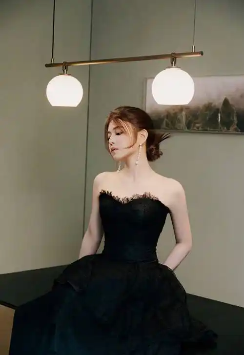 陈妍希黑色抹胸连衣裙优雅写真_长发_身材_大片