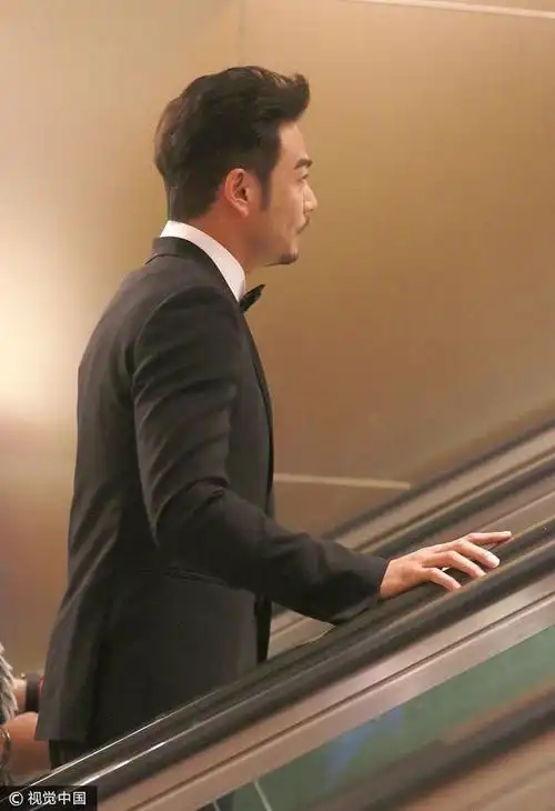 杨烁西装笔挺现身帅气迷人 乘坐电梯前转身打招呼电力十足