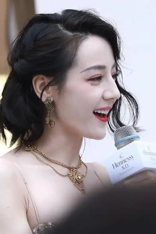 迪丽热巴短发侧颜好美__财经头条