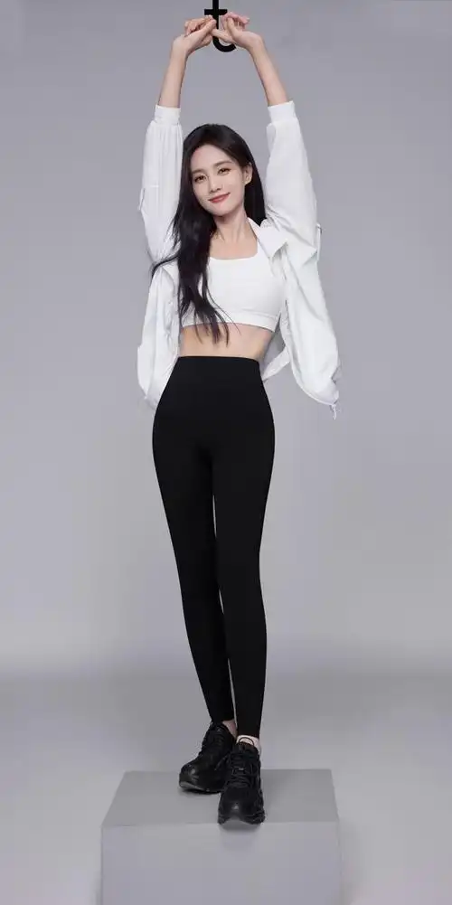 33岁的李一桐官方身高是165cm,体重是42kg,处女座的她这个体形可以说