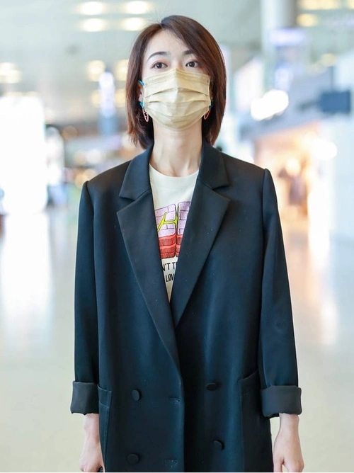 1/ 12 吴谨言机场街拍,黑色西服 白tee 乐福鞋简约率性.