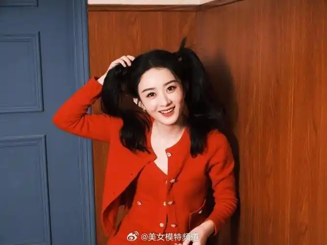 赵丽颖红色小香风随拍释出双马尾冻龄少女俏皮可爱