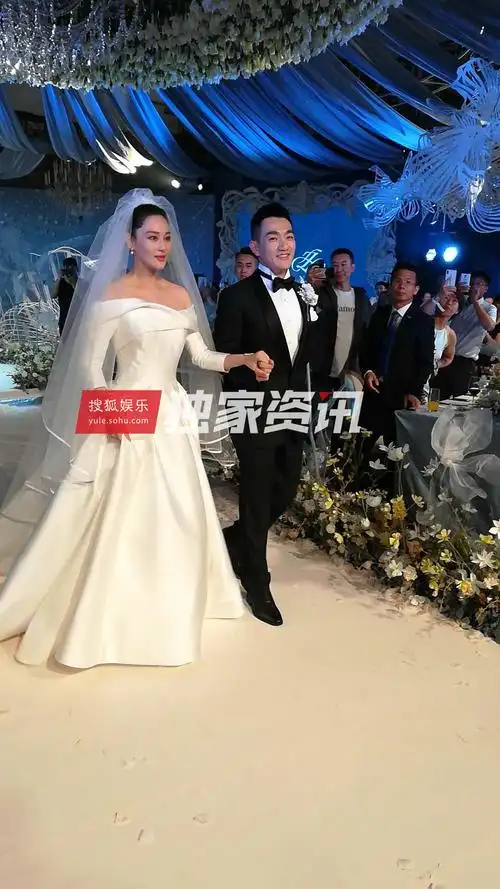 张馨予婚礼现场曝光新人手牵手步入礼堂