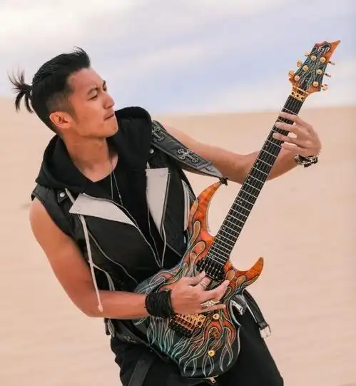 谢霆锋台上霸气脱衣唱歌打鼓被赞野性十足个人演唱会有望