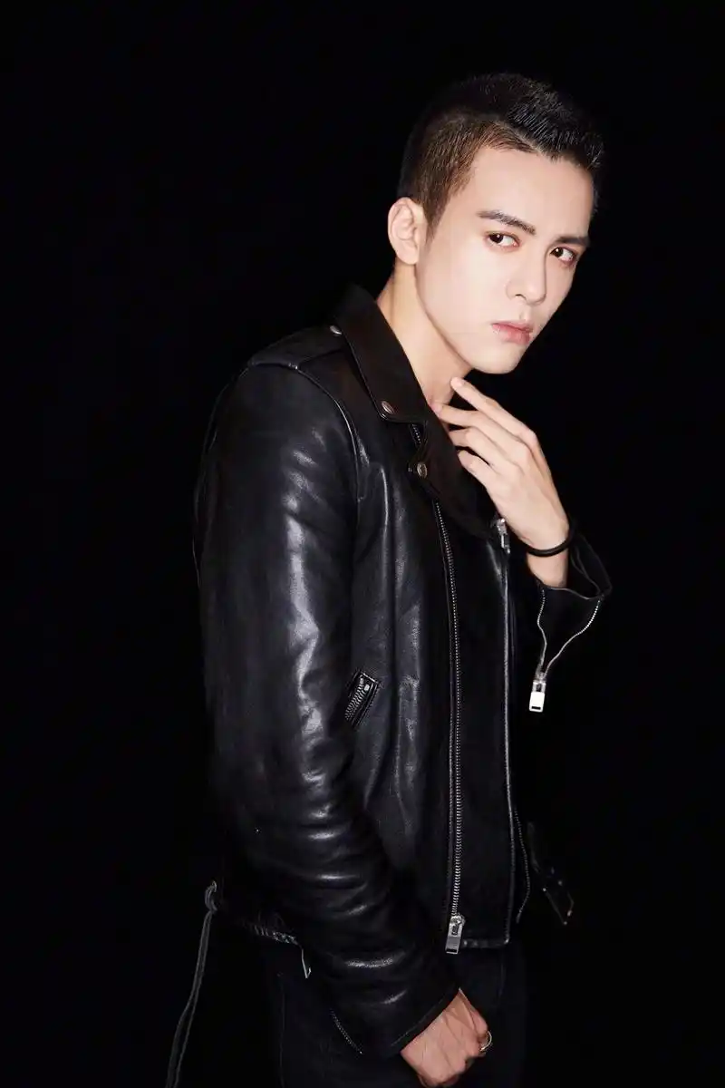 演员曾舜晞今日圆寸造型出席天猫金妆奖盛典活动.