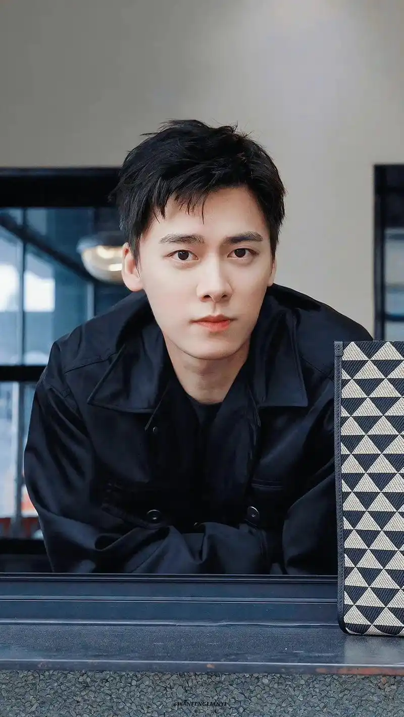 我也不想发呀,可这是@李易峰 唱的呀#李易峰 #照片里的时光 - 抖音