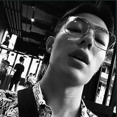 戴眼镜的男生超酷头像