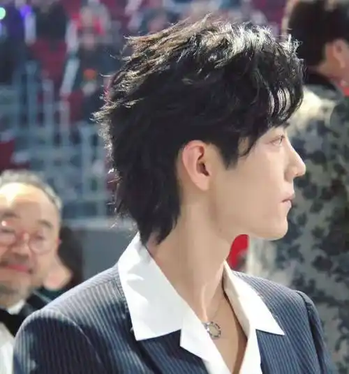 肖战小卷毛造型合集:真的好想摸一摸,那头精致的小卷毛_贝雷帽_小王子