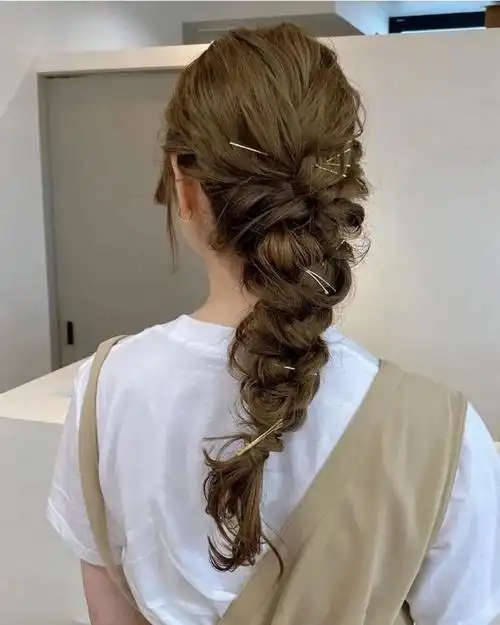 今秋热门编发造型,给时尚穿搭注入阳光感