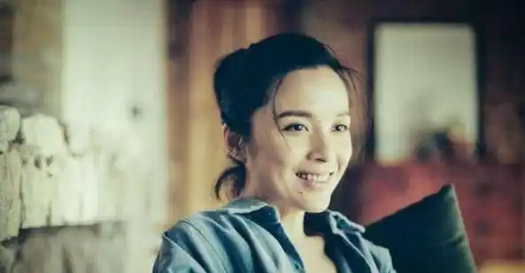 她因拍吻戏被豪门老公嫌弃,二婚嫁给靳东,如今41岁被宠成公主_李佳