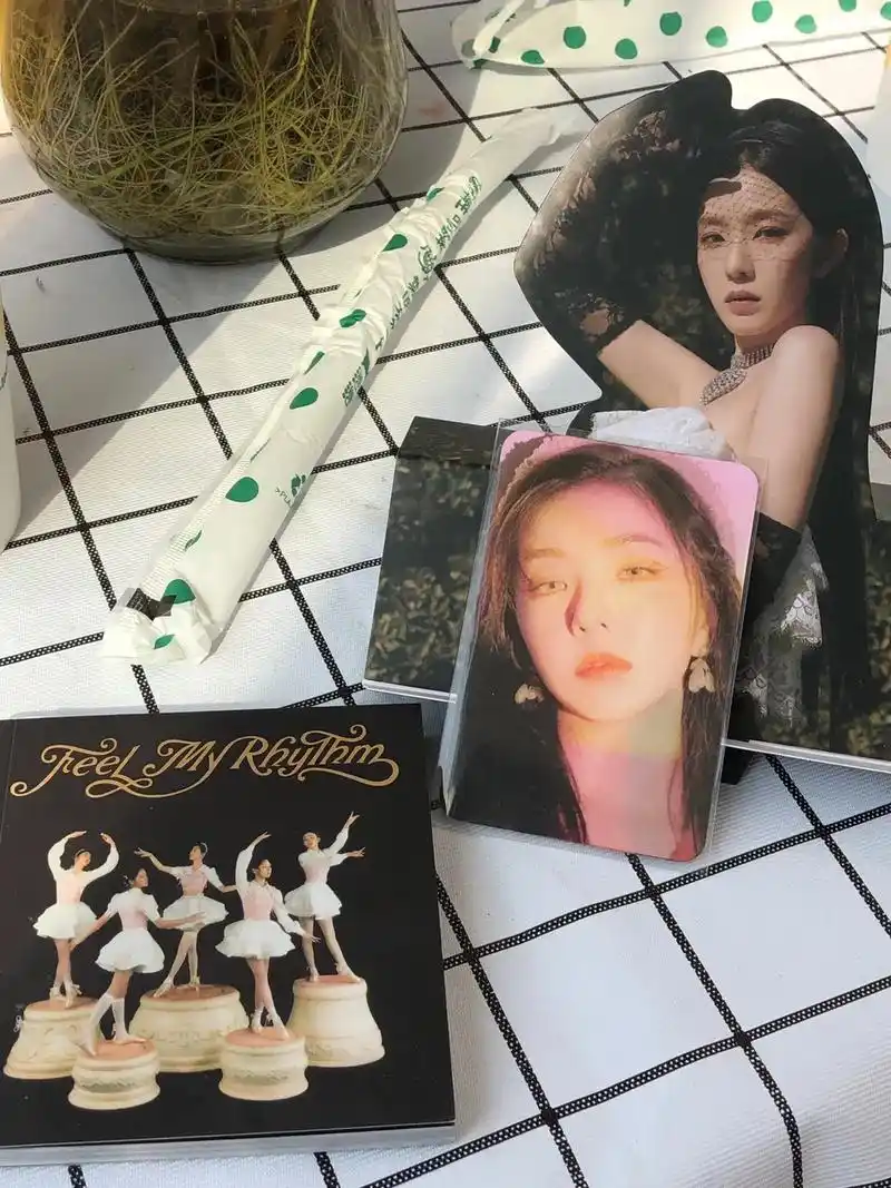 小卡 #kpop #边伯贤 #裴珠泫 美术生当然走到哪把卡 - 抖音