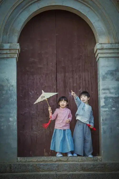 青梅竹马,两小无猜.