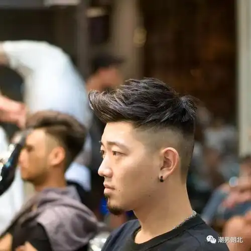 圆脸都喜欢留长遮脸?#男生发型(圆脸型适合的发型男) - 冷求网