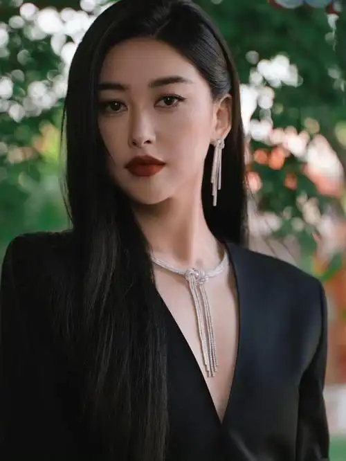 朱珠果然是气场女王,穿黑色深v连衣裙配大红唇,贵妇感十足!