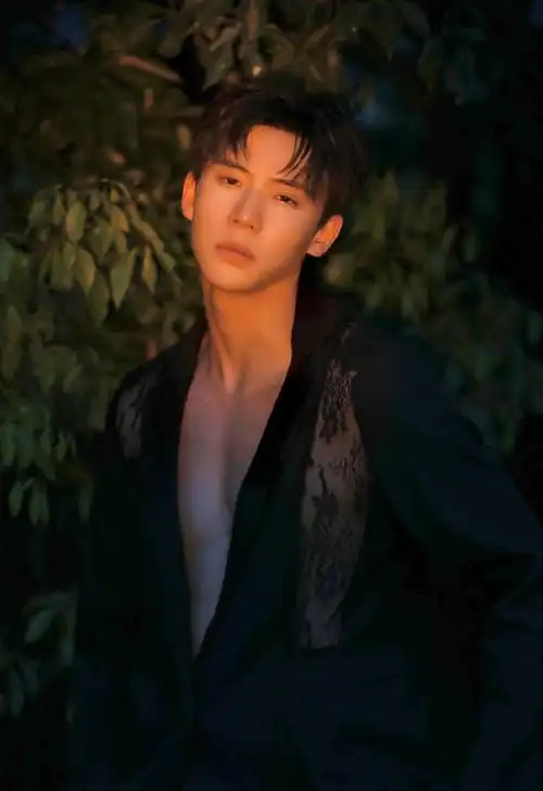 好有棱角的大鼻子帅哥八块腹肌如雕刻帅气逼人