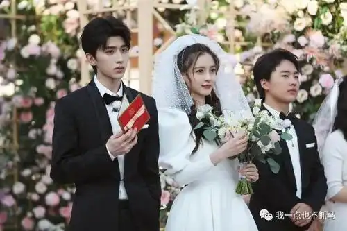 后来,一张蔡徐坤主动帮 baby 提裙子的路透照也火出了圈.