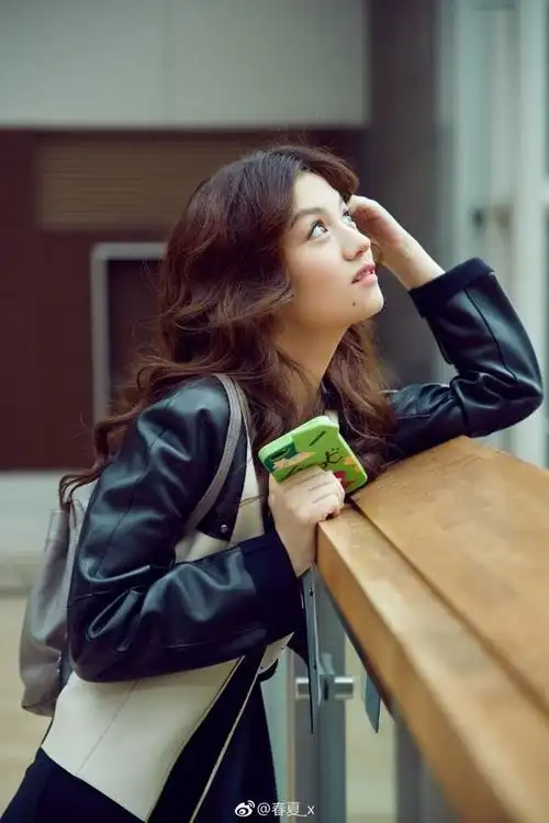 穿超短裙大秀纤细长腿 : 春夏晒出一组自己的美照,照片中她拖着行李箱