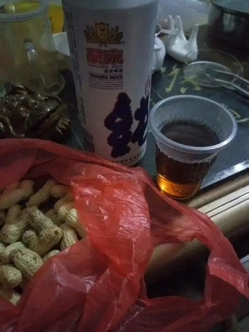 有谁失恋了,刚下楼买了一瓶啤酒,倒了点米酒一起喝,我是不太会喝酒的