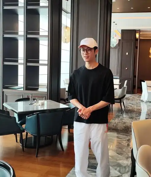 许凯在金华亚运会火炬传递素颜照照样很抗打.@许凯 #许凯当选 - 抖音