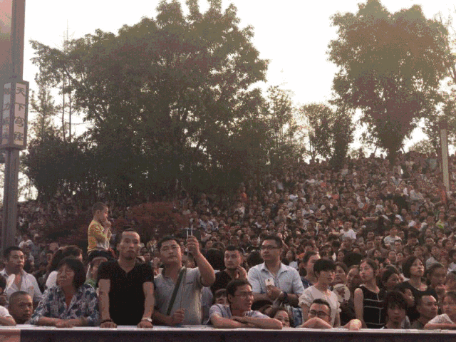 火了!前天在演唱会上跟庄心妍借话筒的威远男子走红网络.