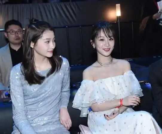 当26岁杨紫同框21岁关晓彤,网友:女人和女孩的差距一看便知!