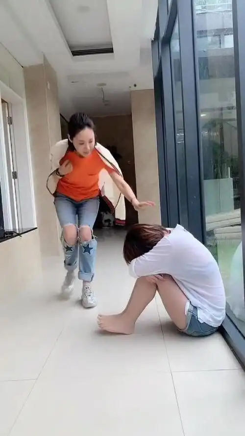 光脚上班我也是最美的,内心美很重要!