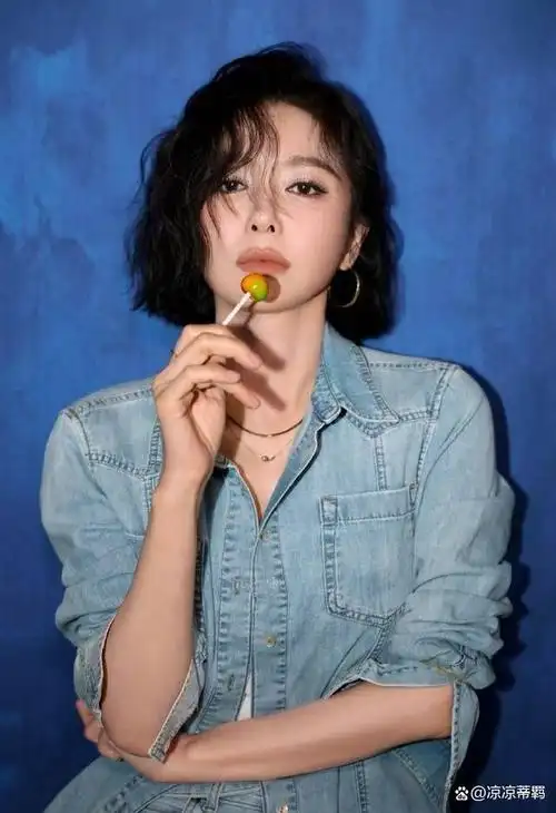 秦岚新发型太美了吧!羊毛卷短发复古摩登女郎造型,太酷太飒了