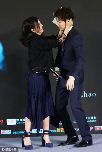 赵薇与钟汉良举杯豪饮 踩恨天高露小腿:被打胖了