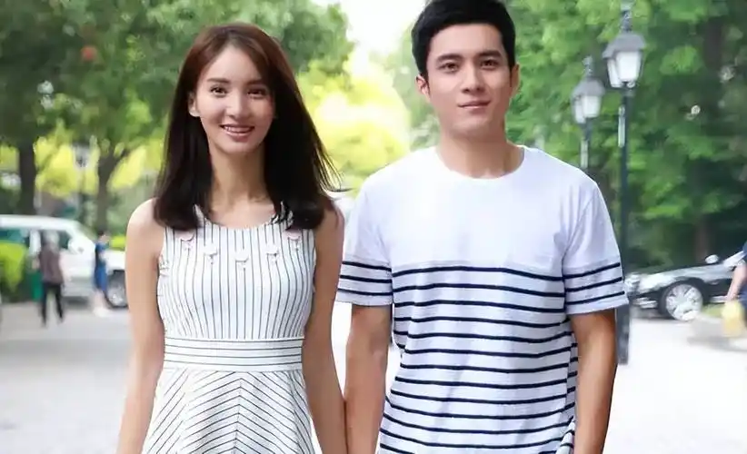 2016年,有狗仔爆出了邓论和金晨的亲密照,两人的恋情随之曝光.