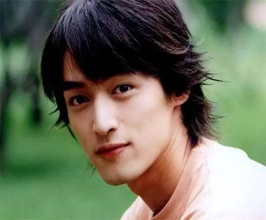 两年后再看胡歌,才懂得他为何离开薛佳凝,转身投入圈外妻子怀抱